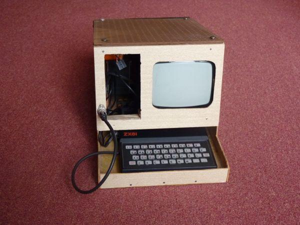 Un ZX81 intégré dans un coffret maison avec tube cathodique et mémoire supplémentaire