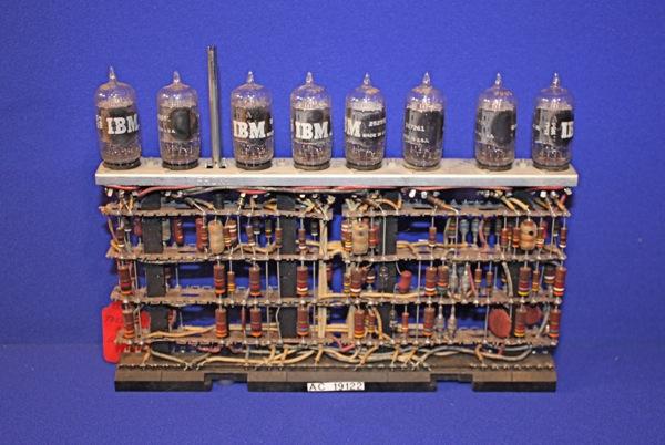 Registre à tubes électroniques 8 bits IBM 704