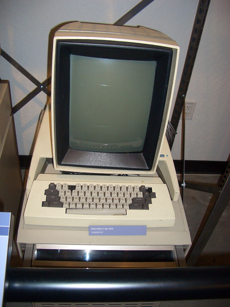 Mini-ordinateur Xerox Alto (1974) (photo Wikimedia Commons)