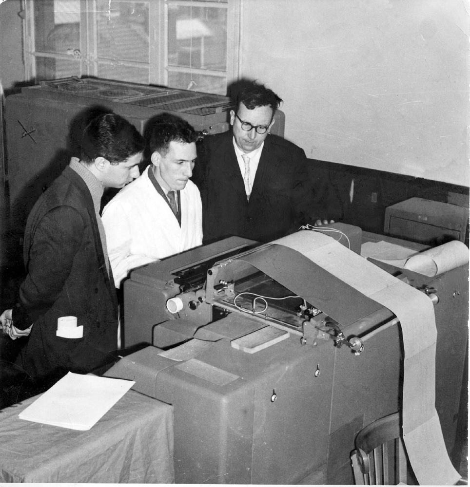 Jean Kuntzmann à droite, Louis Bolliet au centre devant l'imprimante du Gamma 3