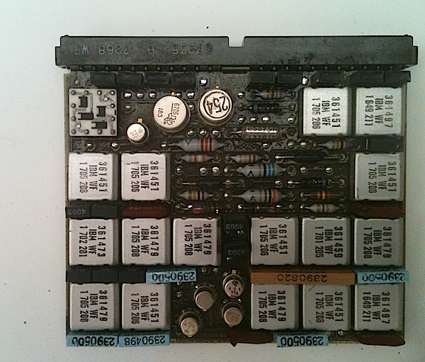 Carte IBM avec circuits hybrides (noter le boitier ouvert en haut à gauche)