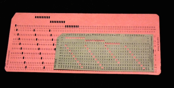 Carte perforée ICT 40 colonnes posée sur une carte IBM