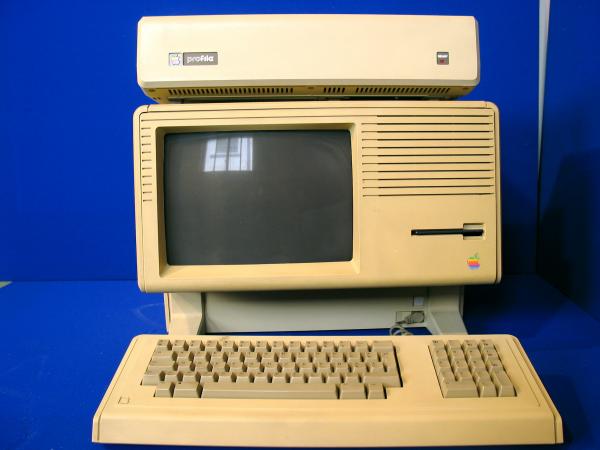 Apple Lisa – 1984 (avec son disque dur posé dessus)
