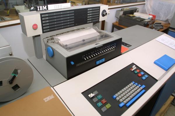 Pupitre et machine à écrire de l'IBM 1130