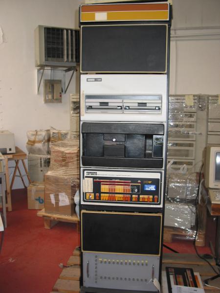 Le PDP-8 en armoire avec périphériques