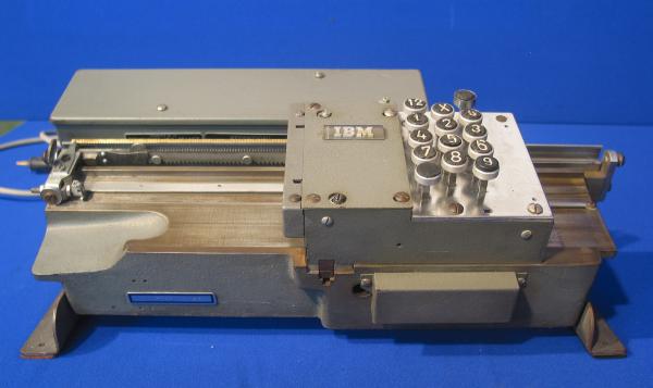 Perforatrice de cartes IBM 011 electrique
